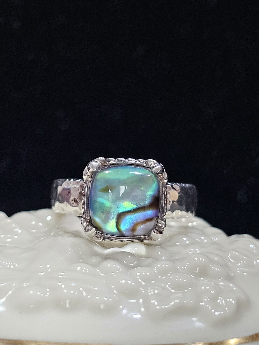 JAI by John Hardy “Fleur de Lis” Abalone Doublet Hammered 925 Silver Ring Size 7